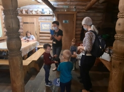 Дети посетили музейно-выставочный центр «Тульские древности», где малышам показали спектакль «Репка»